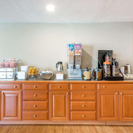 Super 8 By Wyndham Watertown/Cambridge/Boston Area Hotell Eksteriør bilde