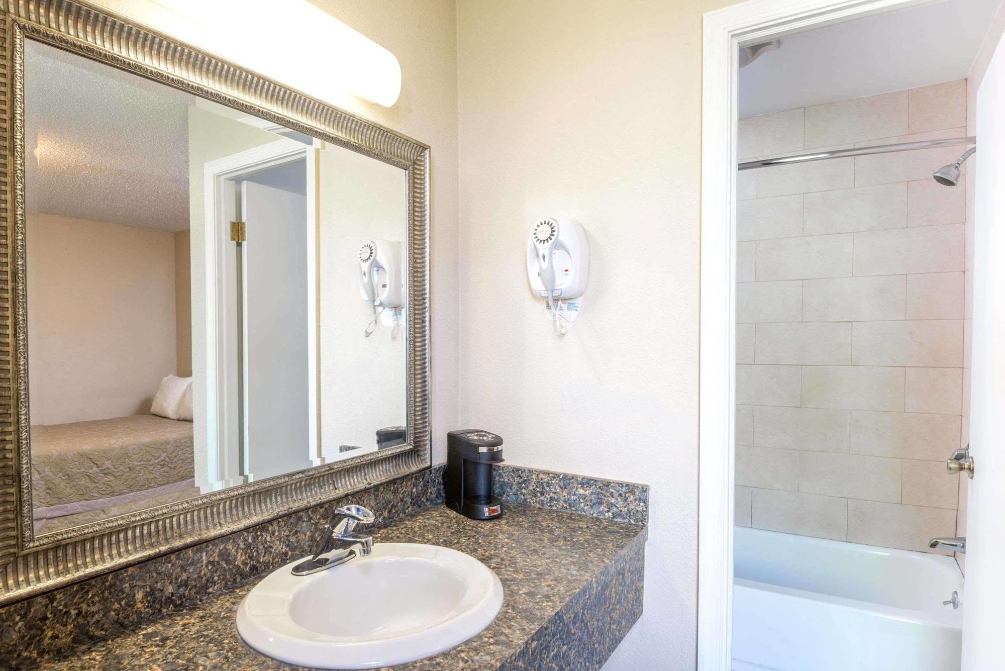 Super 8 By Wyndham Watertown/Cambridge/Boston Area Hotell Eksteriør bilde